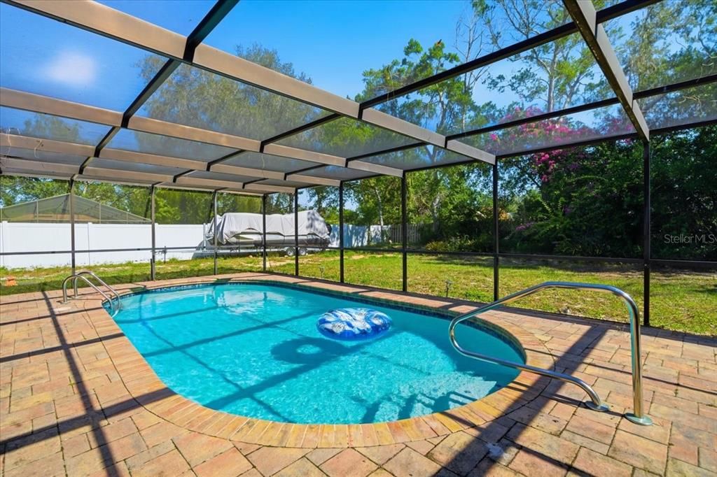 Activo con contrato: $335,000 (4 camas, 2 baños, 2128 Pies cuadrados)