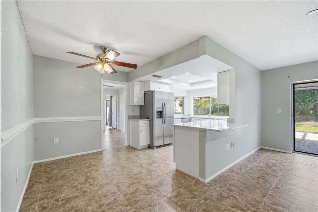 Activo con contrato: $335,000 (4 camas, 2 baños, 2128 Pies cuadrados)