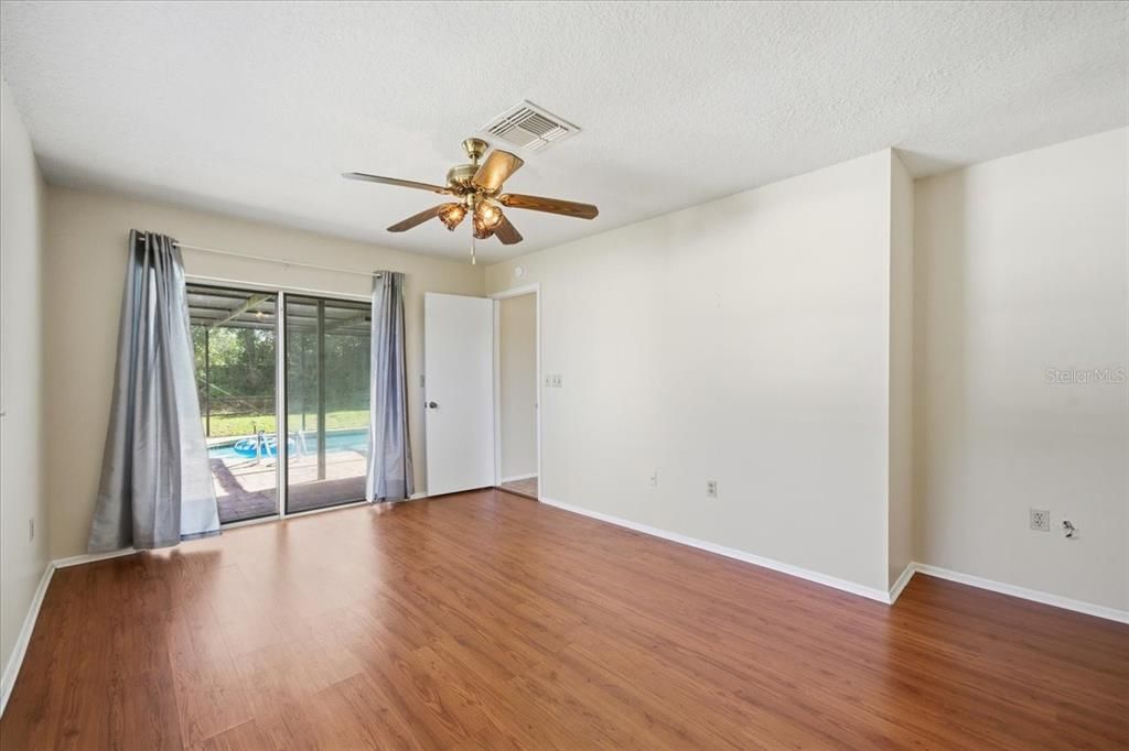 Activo con contrato: $335,000 (4 camas, 2 baños, 2128 Pies cuadrados)