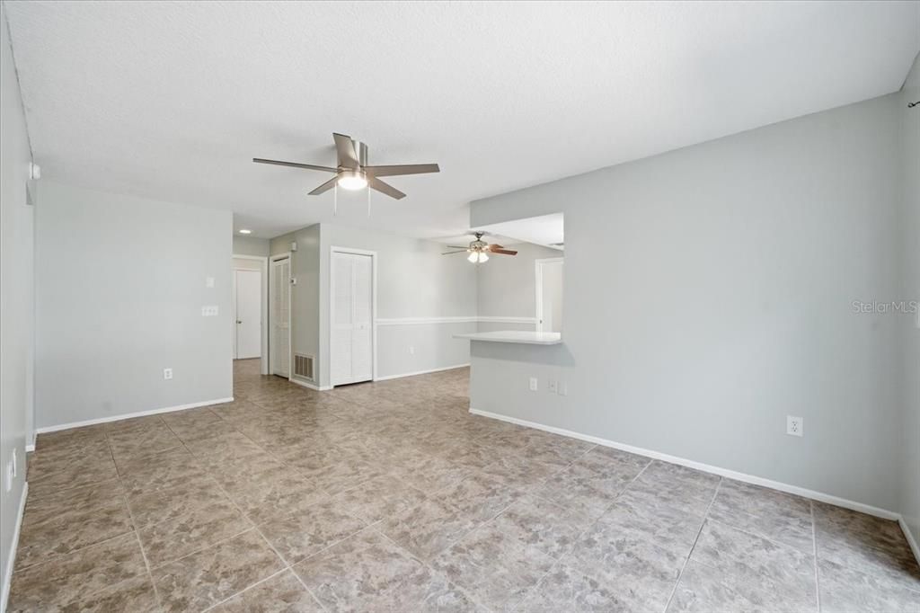 Activo con contrato: $335,000 (4 camas, 2 baños, 2128 Pies cuadrados)