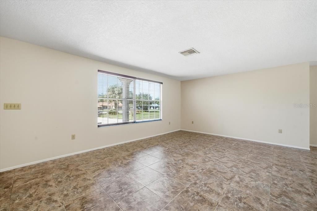 Activo con contrato: $335,000 (4 camas, 2 baños, 2128 Pies cuadrados)