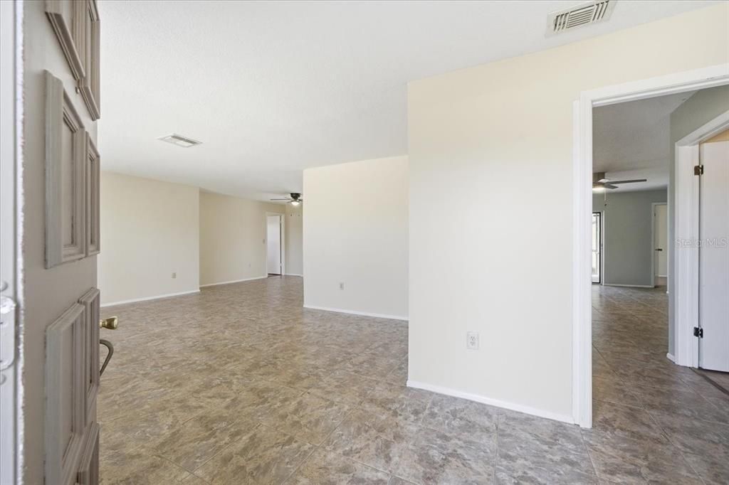 Activo con contrato: $335,000 (4 camas, 2 baños, 2128 Pies cuadrados)