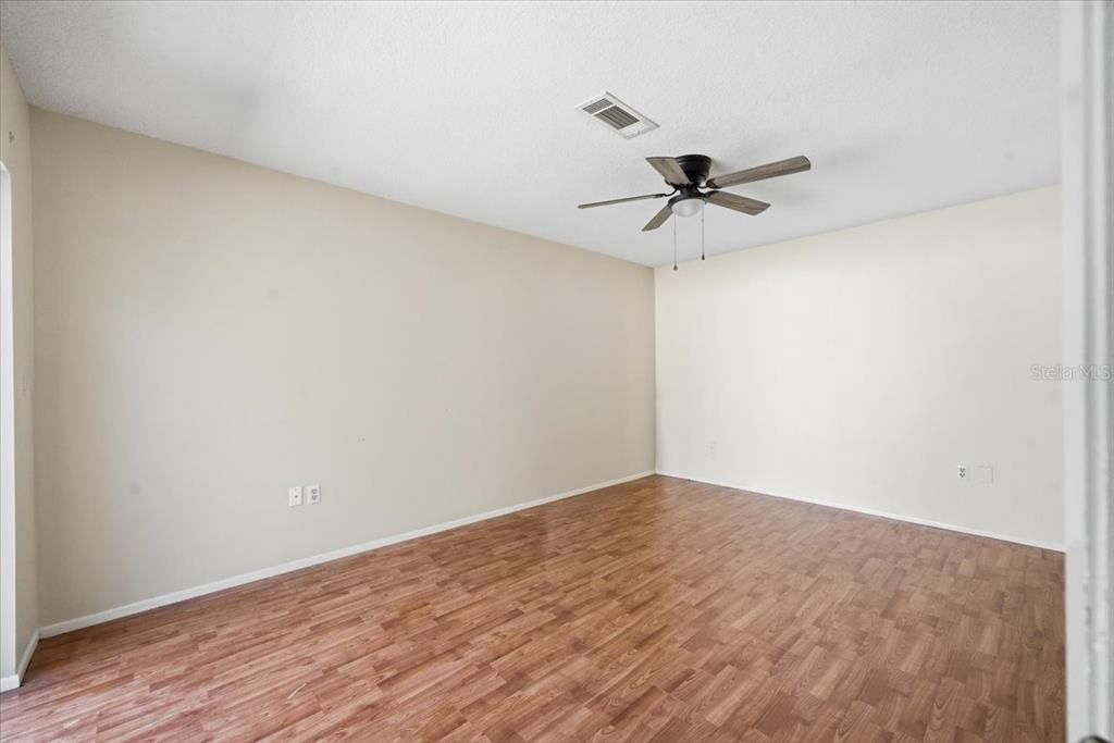 Activo con contrato: $335,000 (4 camas, 2 baños, 2128 Pies cuadrados)