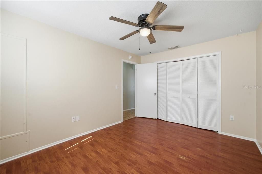 Activo con contrato: $335,000 (4 camas, 2 baños, 2128 Pies cuadrados)