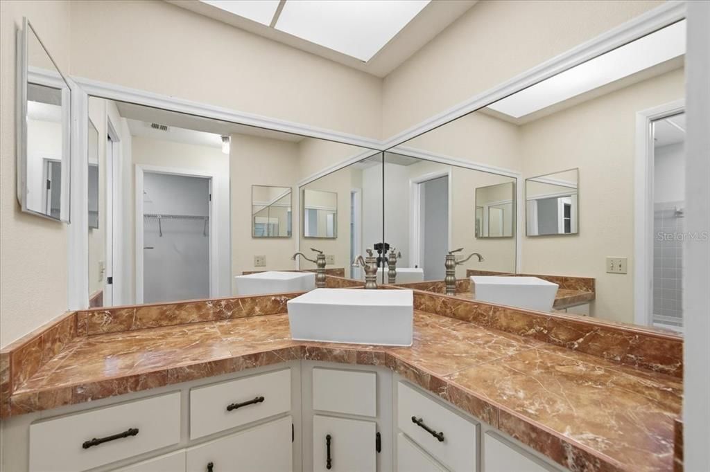 Activo con contrato: $335,000 (4 camas, 2 baños, 2128 Pies cuadrados)