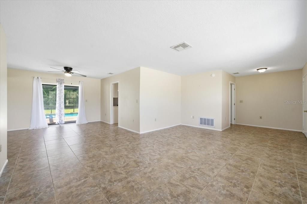 Activo con contrato: $335,000 (4 camas, 2 baños, 2128 Pies cuadrados)