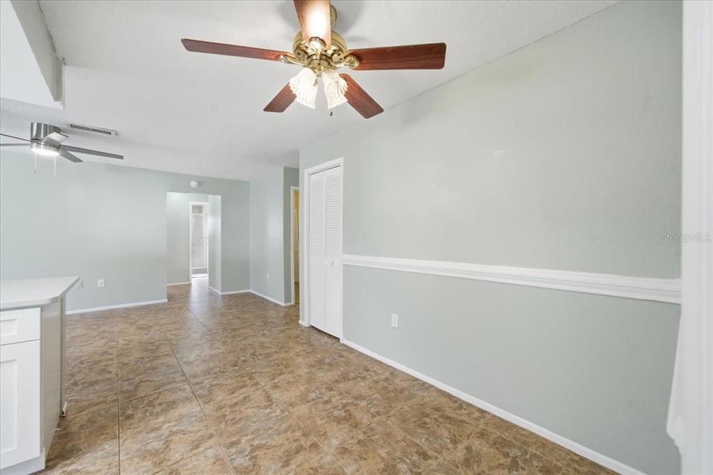 Activo con contrato: $335,000 (4 camas, 2 baños, 2128 Pies cuadrados)