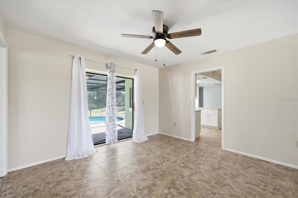 Activo con contrato: $335,000 (4 camas, 2 baños, 2128 Pies cuadrados)