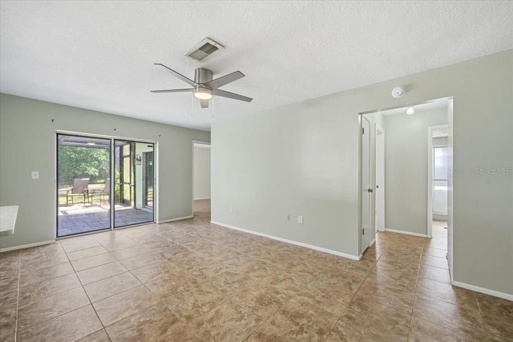 Activo con contrato: $335,000 (4 camas, 2 baños, 2128 Pies cuadrados)