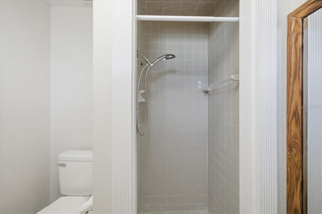 Activo con contrato: $335,000 (4 camas, 2 baños, 2128 Pies cuadrados)