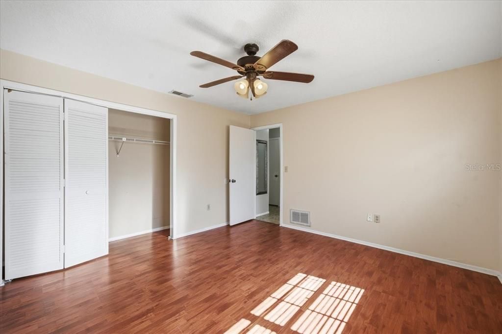 Activo con contrato: $335,000 (4 camas, 2 baños, 2128 Pies cuadrados)