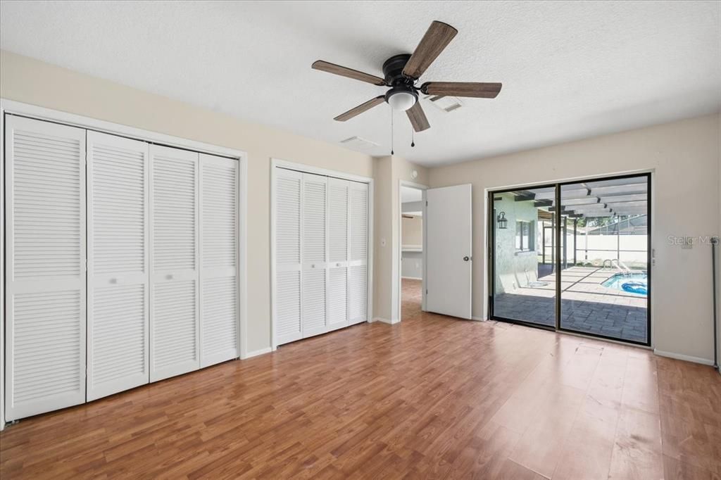 Activo con contrato: $335,000 (4 camas, 2 baños, 2128 Pies cuadrados)