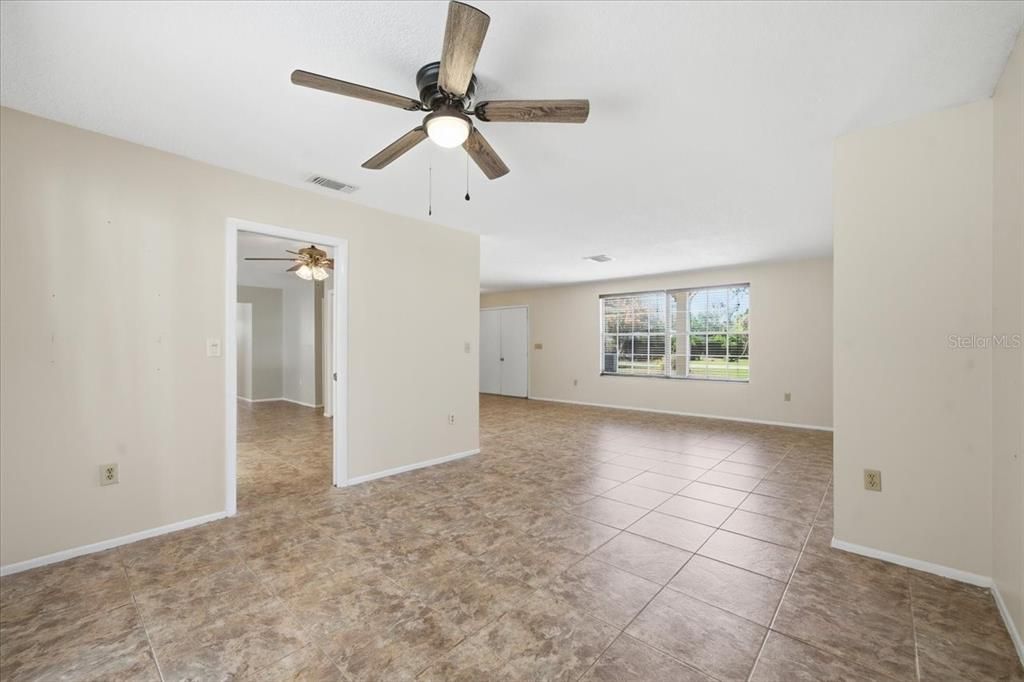 Activo con contrato: $335,000 (4 camas, 2 baños, 2128 Pies cuadrados)