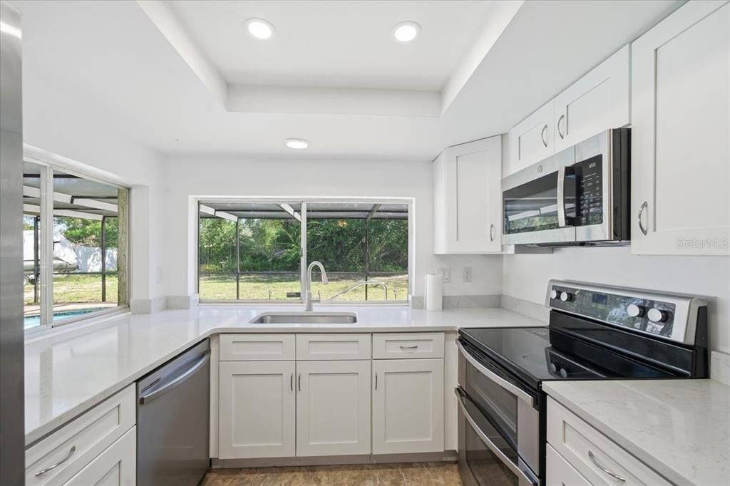 Activo con contrato: $335,000 (4 camas, 2 baños, 2128 Pies cuadrados)