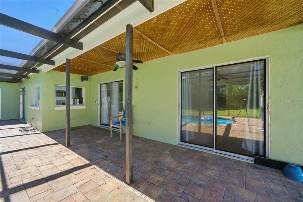 Activo con contrato: $335,000 (4 camas, 2 baños, 2128 Pies cuadrados)