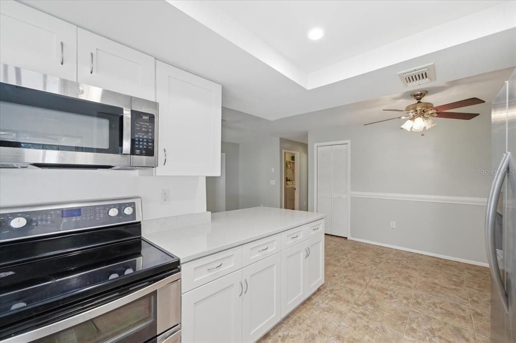 Activo con contrato: $335,000 (4 camas, 2 baños, 2128 Pies cuadrados)