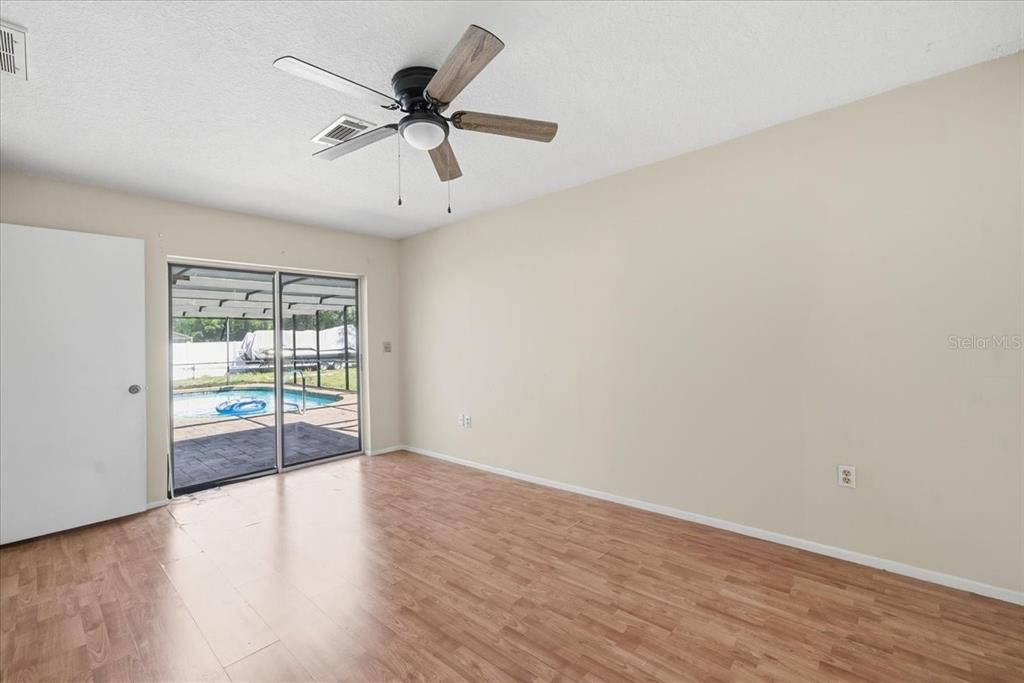 Activo con contrato: $335,000 (4 camas, 2 baños, 2128 Pies cuadrados)