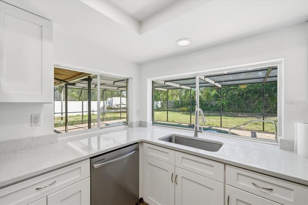 Activo con contrato: $335,000 (4 camas, 2 baños, 2128 Pies cuadrados)