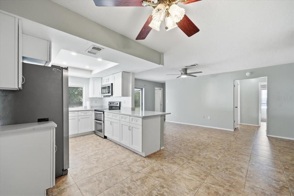 Activo con contrato: $335,000 (4 camas, 2 baños, 2128 Pies cuadrados)