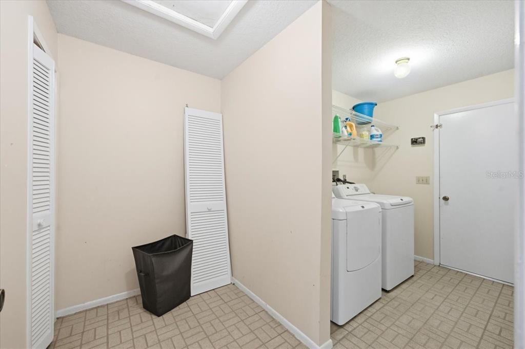 Activo con contrato: $335,000 (4 camas, 2 baños, 2128 Pies cuadrados)