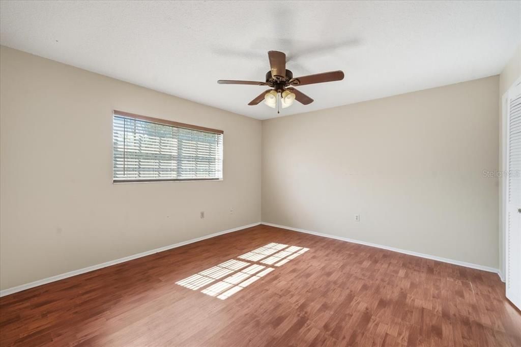 Activo con contrato: $335,000 (4 camas, 2 baños, 2128 Pies cuadrados)