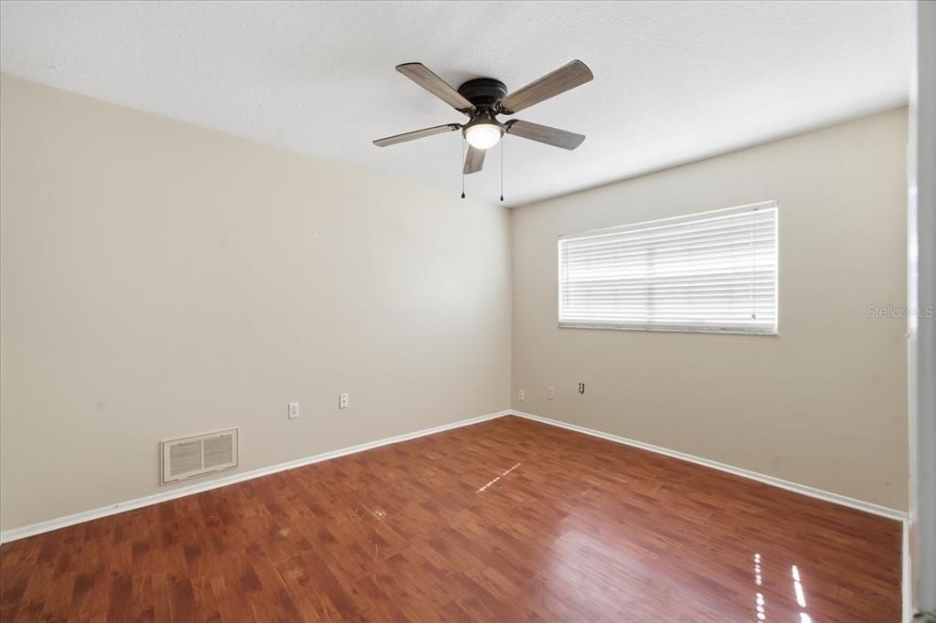 Activo con contrato: $335,000 (4 camas, 2 baños, 2128 Pies cuadrados)