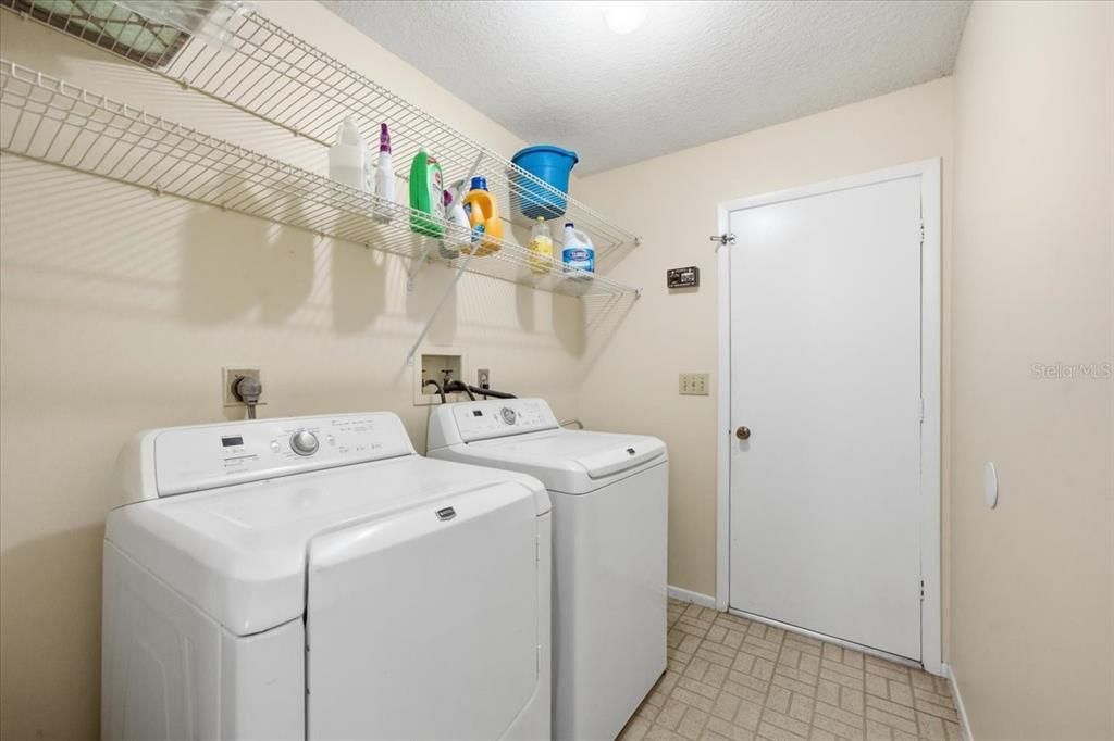 Activo con contrato: $335,000 (4 camas, 2 baños, 2128 Pies cuadrados)