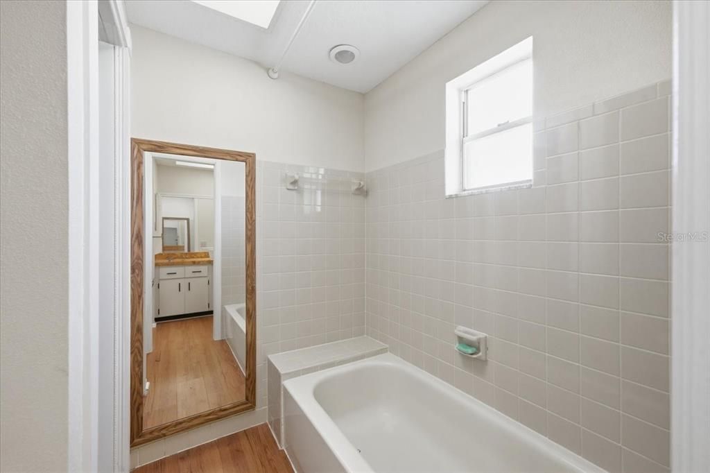 Activo con contrato: $335,000 (4 camas, 2 baños, 2128 Pies cuadrados)