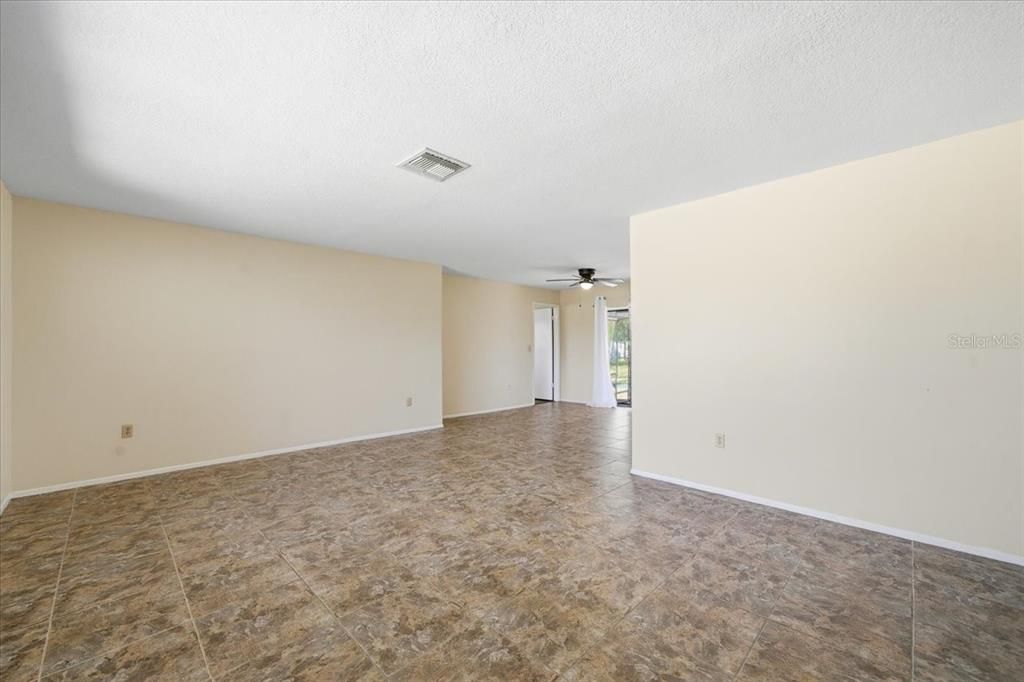 Activo con contrato: $335,000 (4 camas, 2 baños, 2128 Pies cuadrados)