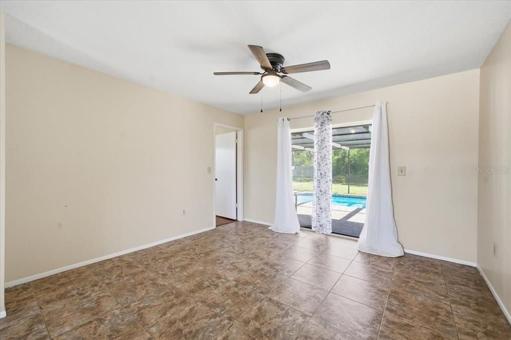 Activo con contrato: $335,000 (4 camas, 2 baños, 2128 Pies cuadrados)