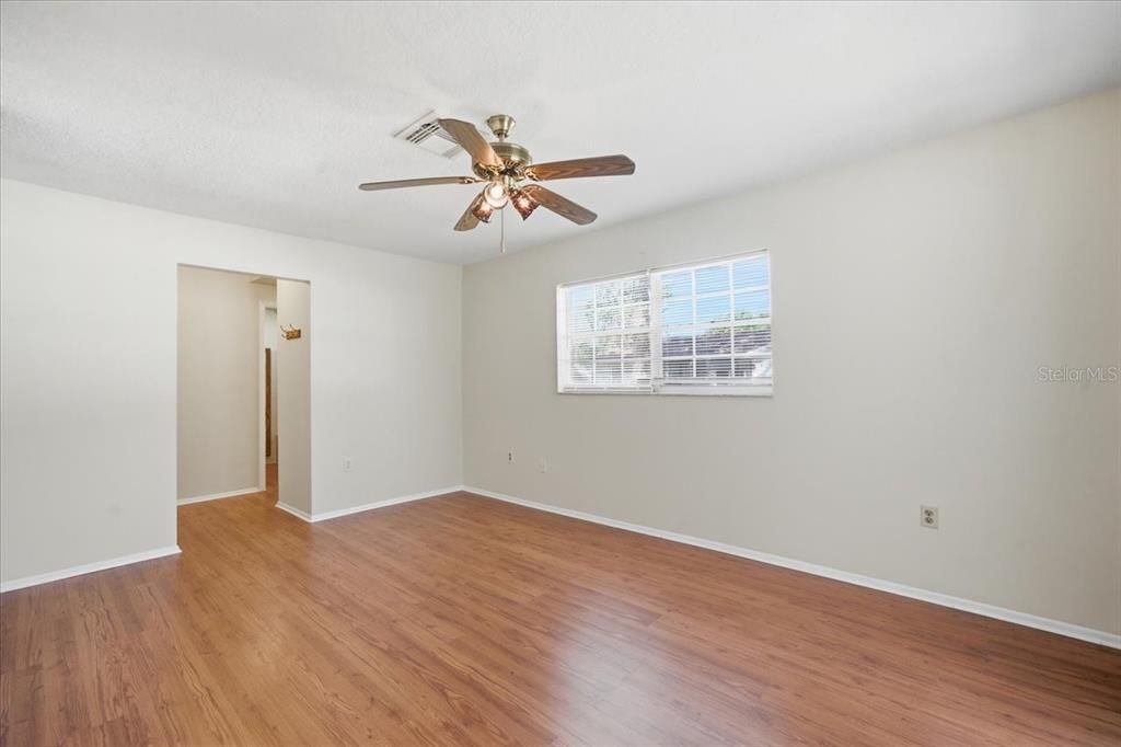 Activo con contrato: $335,000 (4 camas, 2 baños, 2128 Pies cuadrados)