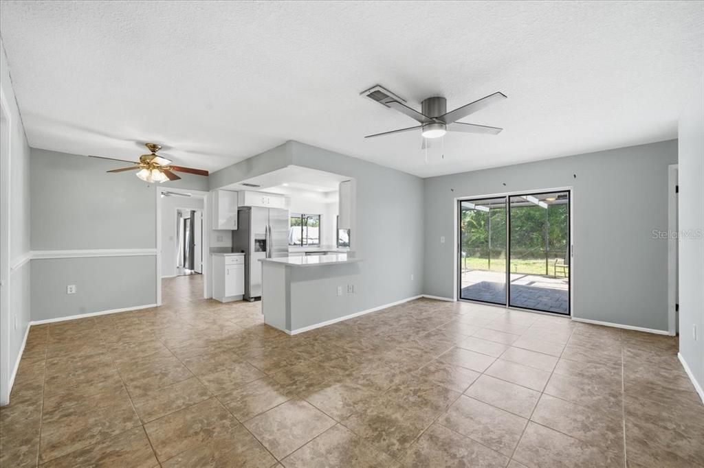 Activo con contrato: $335,000 (4 camas, 2 baños, 2128 Pies cuadrados)