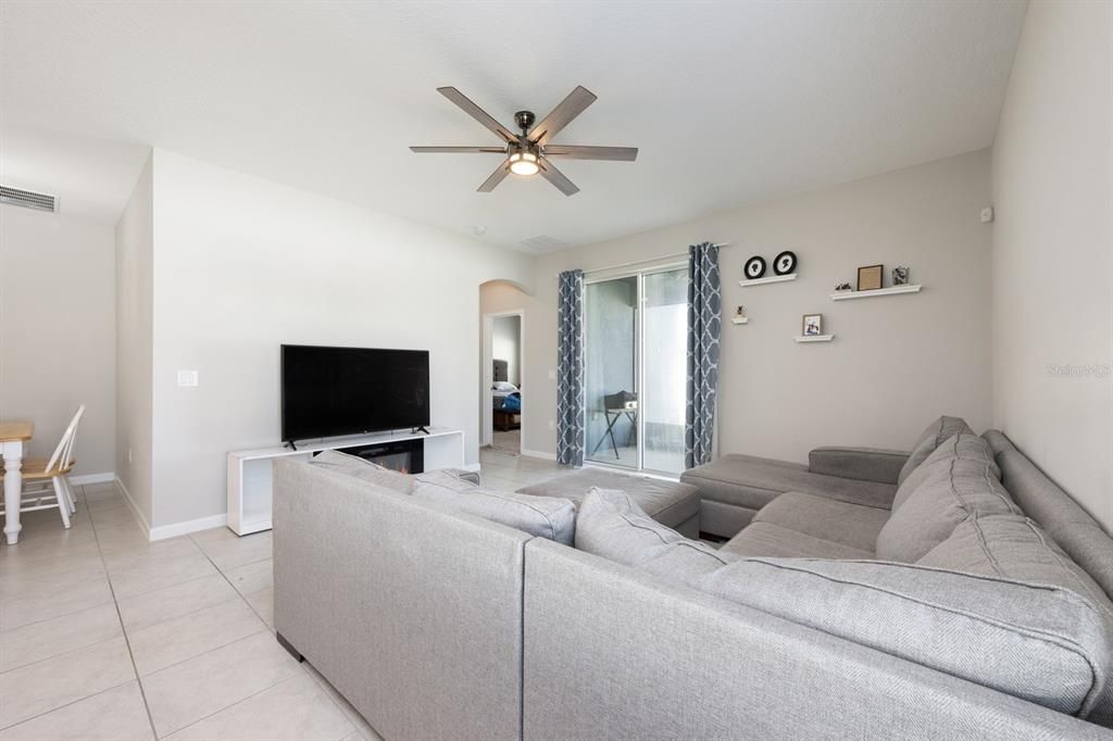 合同活跃: $360,000 (5 贝兹, 2 浴室, 2111 平方英尺)