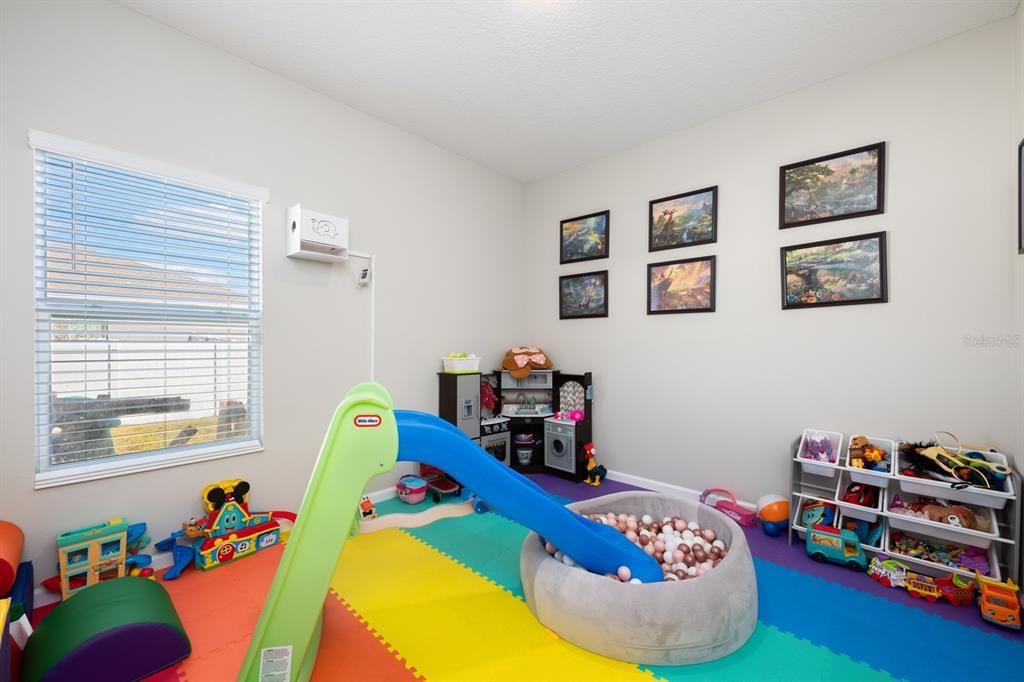 合同活跃: $360,000 (5 贝兹, 2 浴室, 2111 平方英尺)