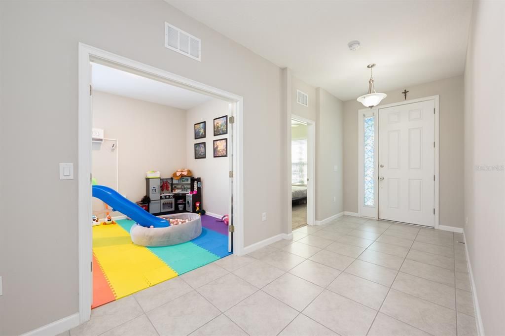 合同活跃: $360,000 (5 贝兹, 2 浴室, 2111 平方英尺)