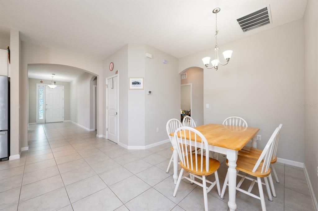 合同活跃: $360,000 (5 贝兹, 2 浴室, 2111 平方英尺)