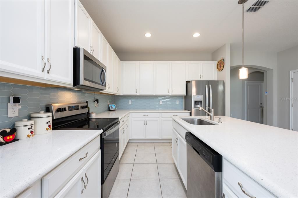 合同活跃: $360,000 (5 贝兹, 2 浴室, 2111 平方英尺)