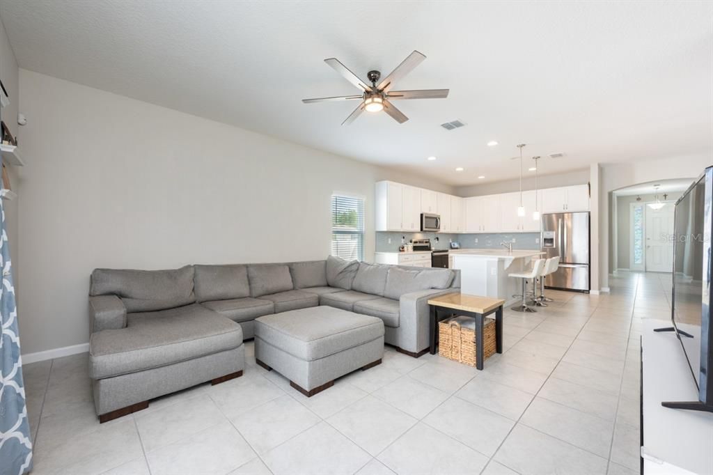 合同活跃: $360,000 (5 贝兹, 2 浴室, 2111 平方英尺)