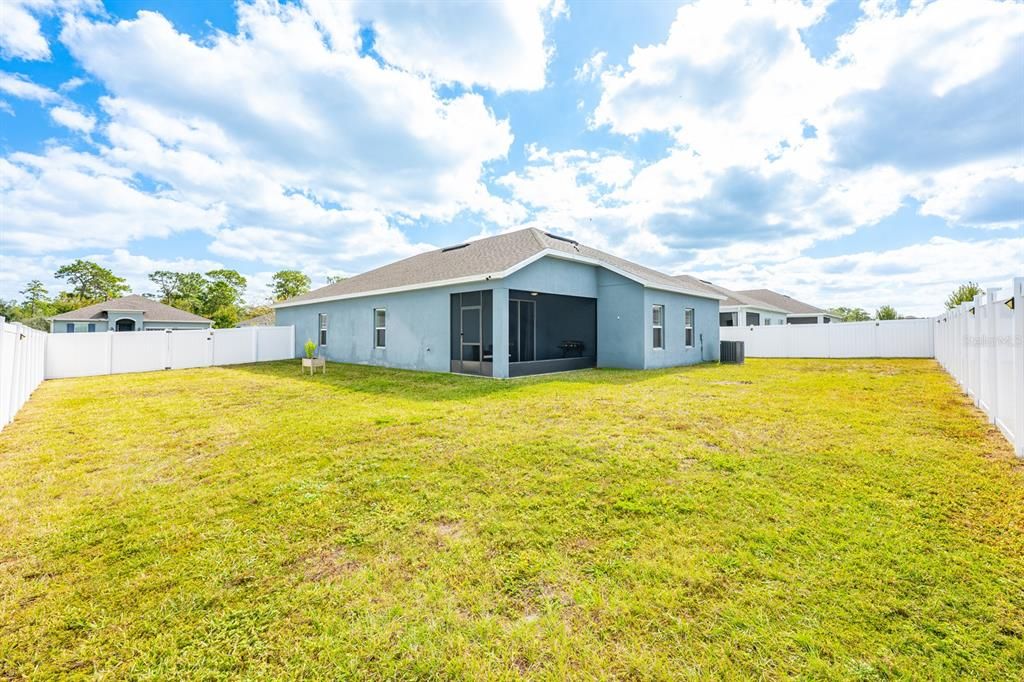 合同活跃: $360,000 (5 贝兹, 2 浴室, 2111 平方英尺)