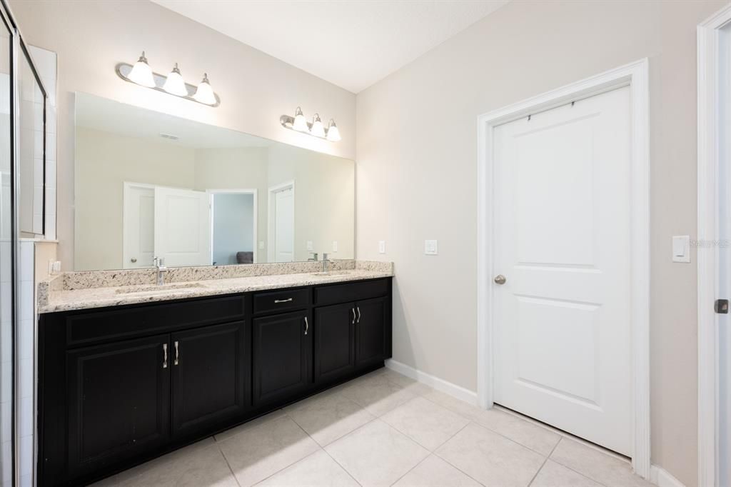 合同活跃: $360,000 (5 贝兹, 2 浴室, 2111 平方英尺)