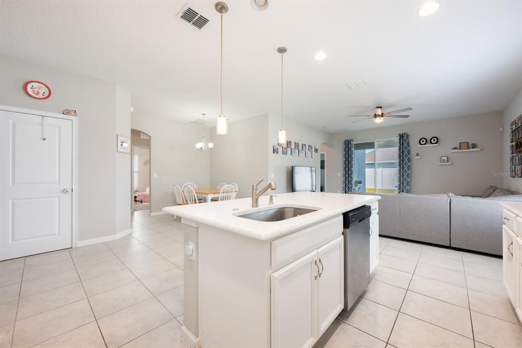 合同活跃: $360,000 (5 贝兹, 2 浴室, 2111 平方英尺)