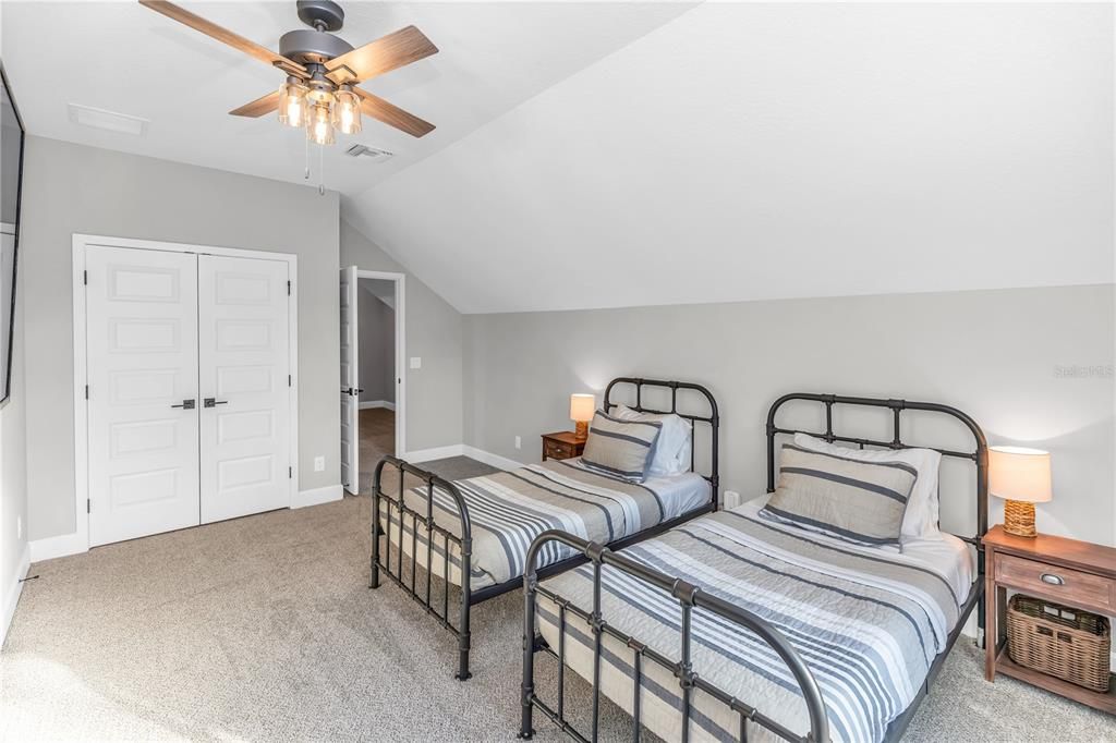 Под контрактом: $985,000 (4 спален, 4 ванн, 2870 Квадратных фут)