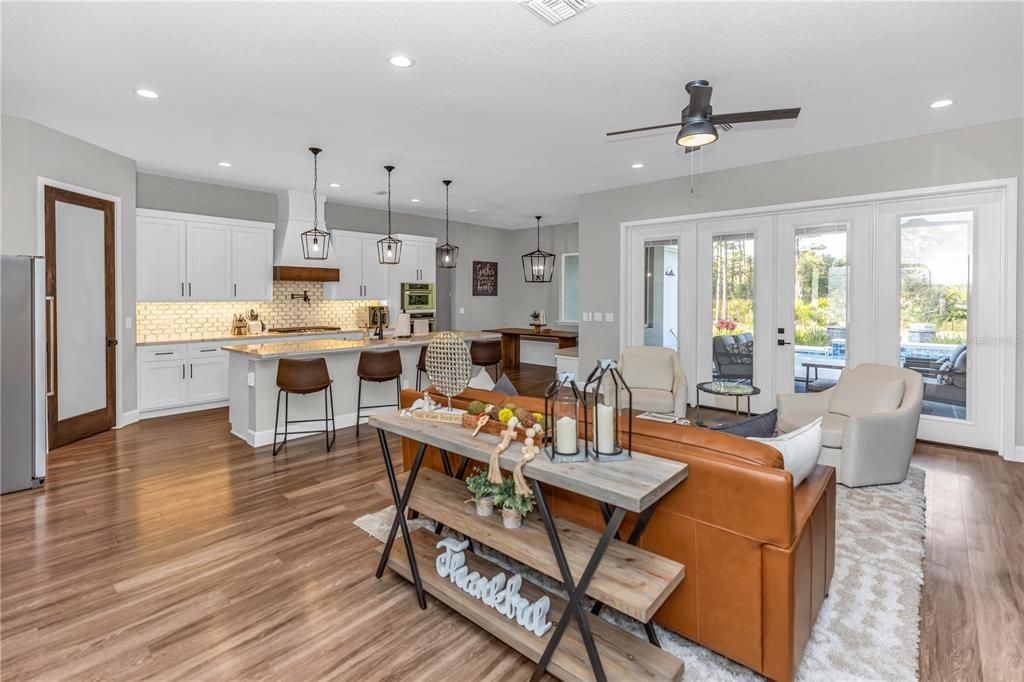 Под контрактом: $985,000 (4 спален, 4 ванн, 2870 Квадратных фут)