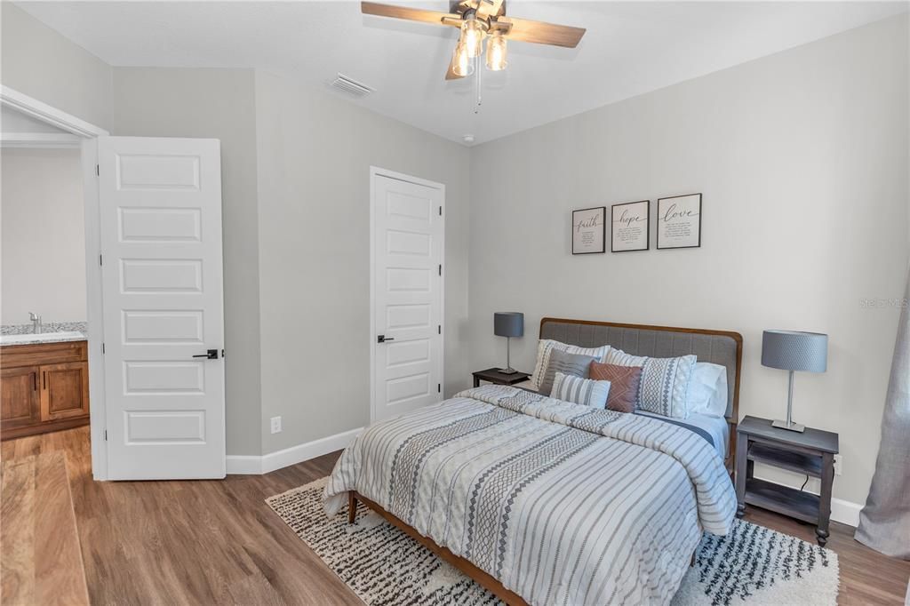 Под контрактом: $985,000 (4 спален, 4 ванн, 2870 Квадратных фут)