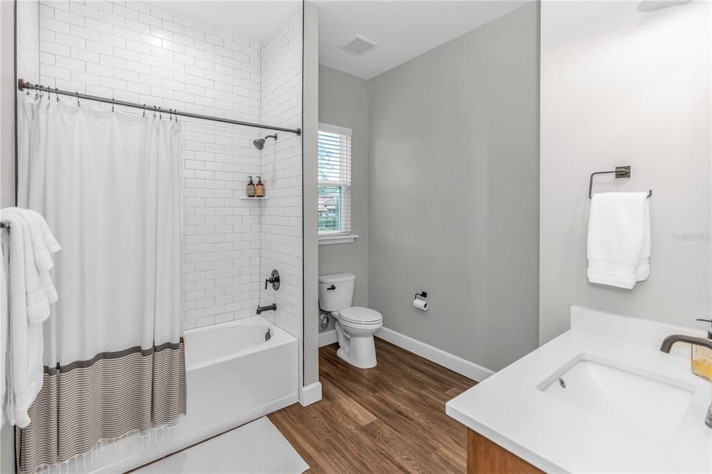 Под контрактом: $985,000 (4 спален, 4 ванн, 2870 Квадратных фут)