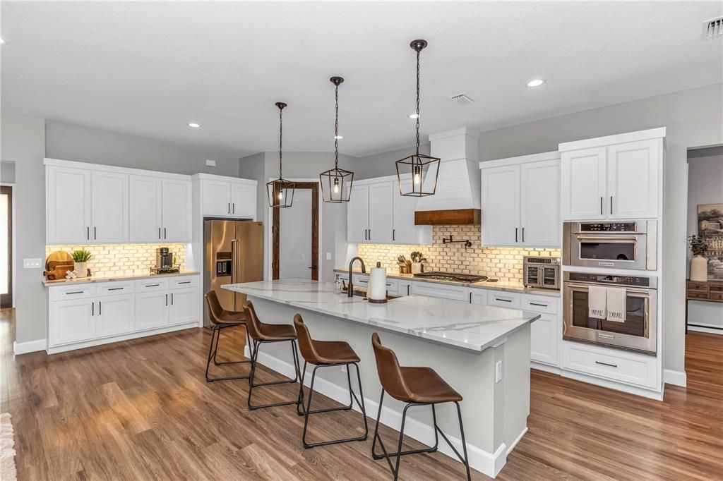 Под контрактом: $985,000 (4 спален, 4 ванн, 2870 Квадратных фут)