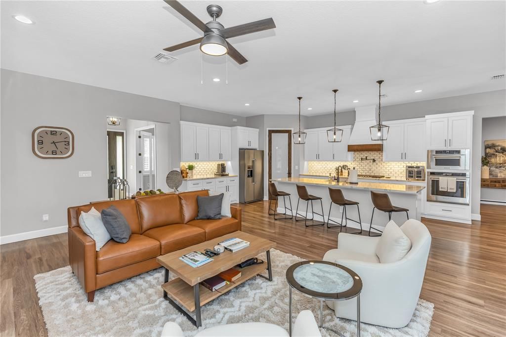 Под контрактом: $985,000 (4 спален, 4 ванн, 2870 Квадратных фут)