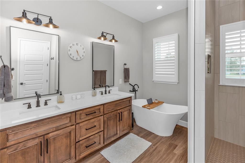 Под контрактом: $985,000 (4 спален, 4 ванн, 2870 Квадратных фут)