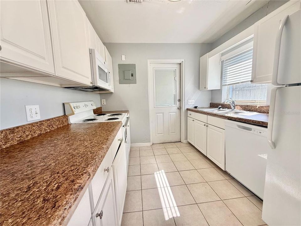 Active With Contract: $2,100 (3 beds, 2 baths, 1251 Square Feet)