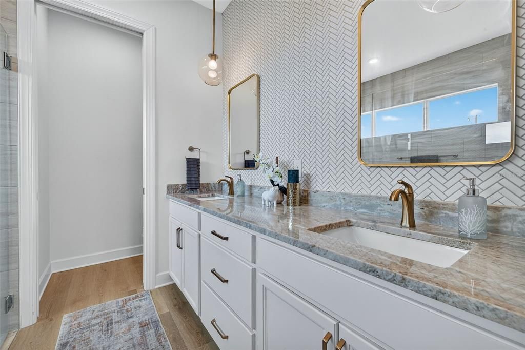 待售: $850,000 (4 贝兹, 2 浴室, 2850 平方英尺)